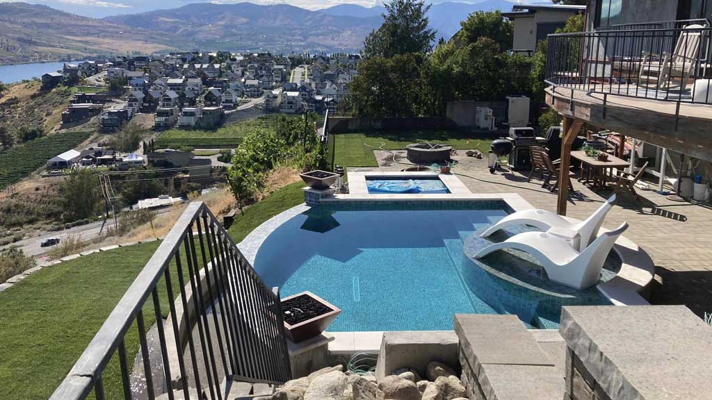 12 Hawks Bar & Grill